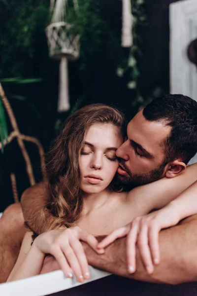 Sevgi Dolu Bir Genç Evli Çift Banyoda Zevklerini — Stok fotoğraf