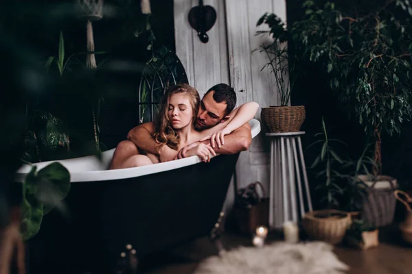 Les Plaisirs Amoureux Jeune Couple Marié Dans Salle Bain — Photo