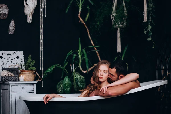 Les Plaisirs Amoureux Jeune Couple Marié Dans Salle Bain — Photo