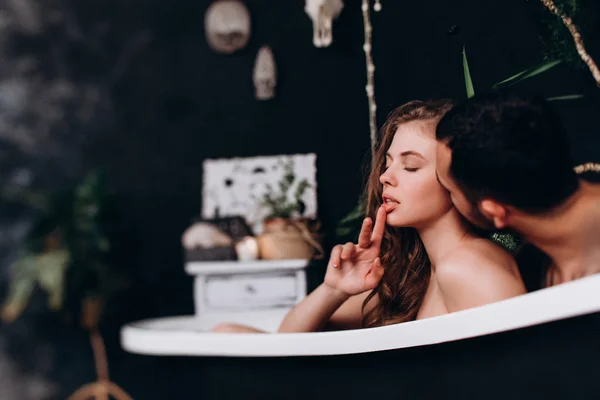 Sevgi Dolu Bir Genç Evli Çift Banyoda Zevklerini — Stok fotoğraf