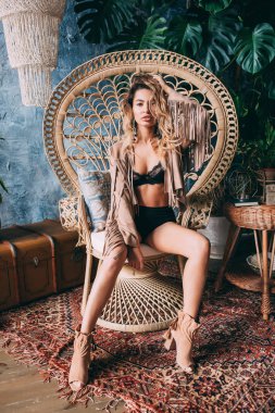 Hasır Sandalye siyah iç çamaşırı genç kız.