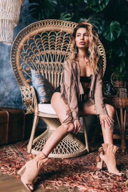 Hasır Sandalye siyah iç çamaşırı genç kız.