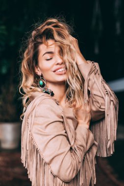 Turkuaz küpe ile genç bir kız portresi.