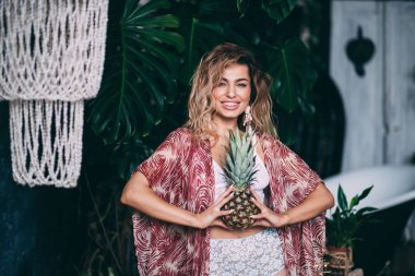 ananas ile genç kız.