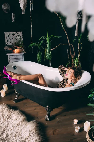 Une Jeune Fille Détend Dans Salle Bain — Photo