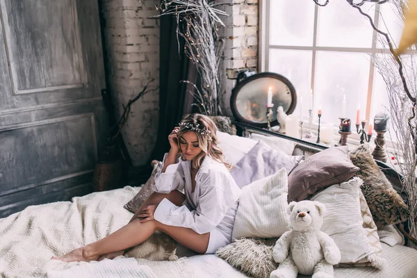 Una Joven Blanco Una Cama Cerca Una Ventana — Foto de Stock