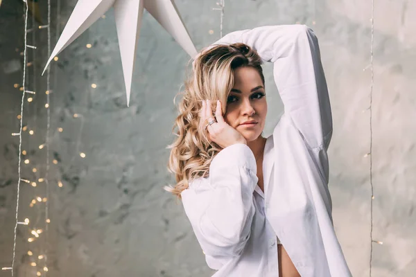 Retrato Uma Loira Uma Camisa — Fotografia de Stock