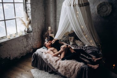 Genç bir çift romantik samimi fotoğraf oturumunda.