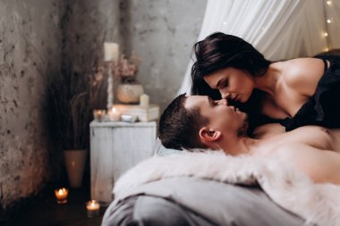 Genç bir çift romantik samimi fotoğraf oturumunda.