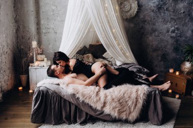 Genç bir çift romantik samimi fotoğraf oturumunda.
