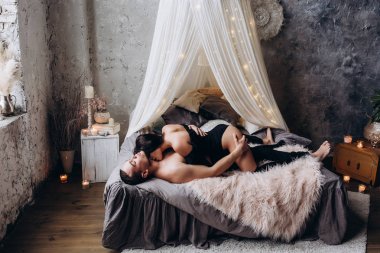 Genç bir çift romantik samimi fotoğraf oturumunda.