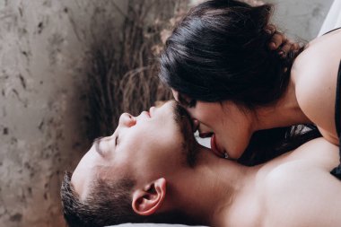 Genç bir çift romantik samimi fotoğraf oturumunda.