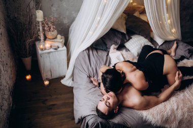 Genç bir çift romantik samimi fotoğraf oturumunda.