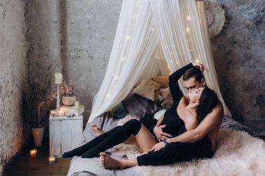 Genç bir çift romantik samimi fotoğraf oturumunda.