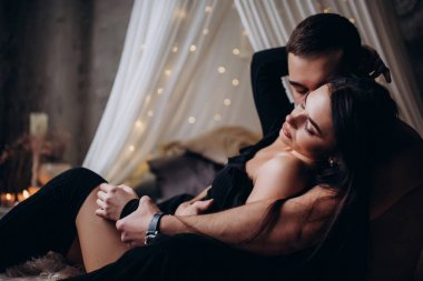 Genç bir çift romantik samimi fotoğraf oturumunda.