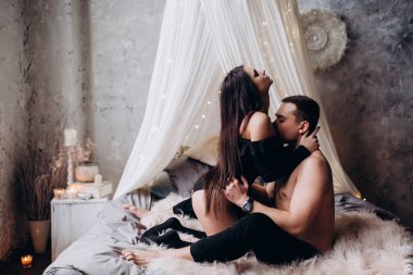 Genç bir çift romantik samimi fotoğraf oturumunda.