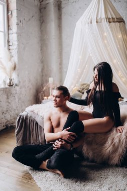 Genç bir çift romantik samimi fotoğraf oturumunda.
