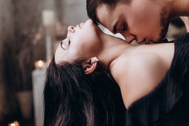 Genç bir çift romantik samimi fotoğraf oturumunda.