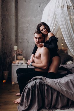 Genç bir çift romantik samimi fotoğraf oturumunda.