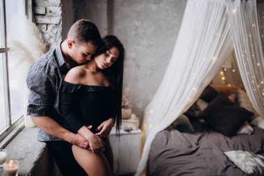 Adam yavaşça kızı pencerenin önünde hugs..