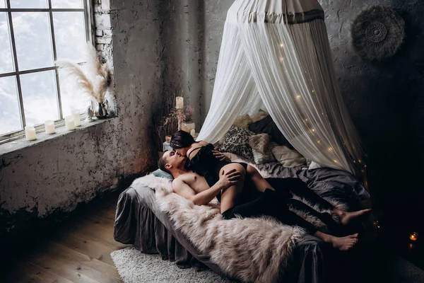 Genç bir çift romantik samimi fotoğraf oturumunda.