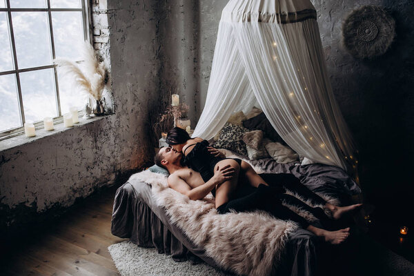 Романтическая интимная фотосессия молодой пары
.