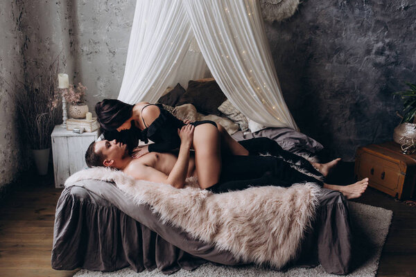 Романтическая интимная фотосессия молодой пары
.