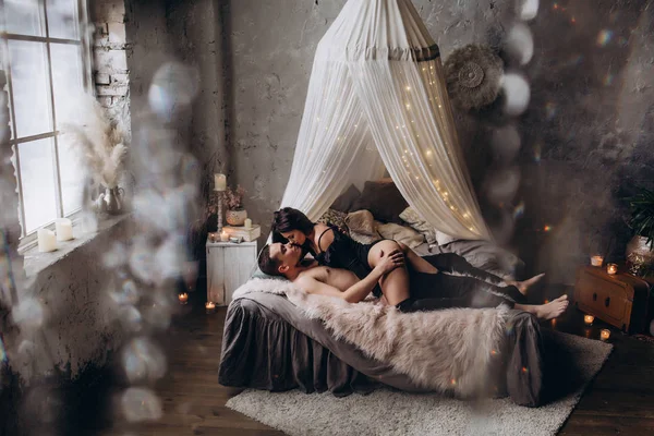 Genç bir çift romantik samimi fotoğraf oturumunda.
