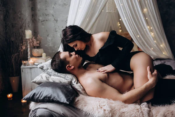 Sesión Romántica Fotos Íntimas Una Pareja Joven — Foto de Stock