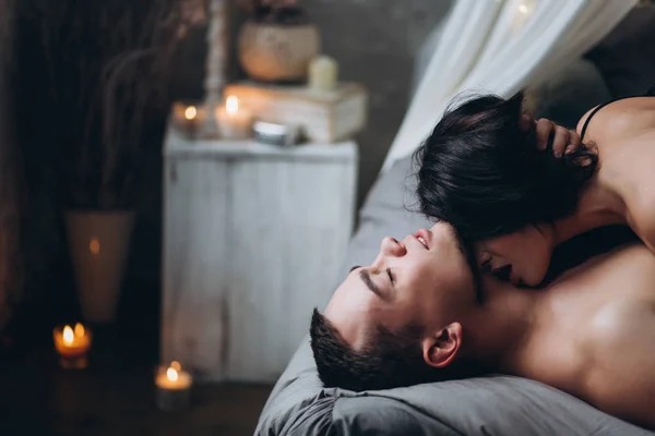 Genç bir çift romantik samimi fotoğraf oturumunda.