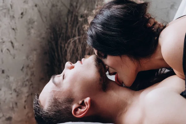 Genç bir çift romantik samimi fotoğraf oturumunda.