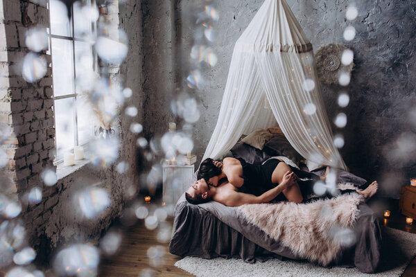 Романтическая интимная фотосессия молодой пары
.