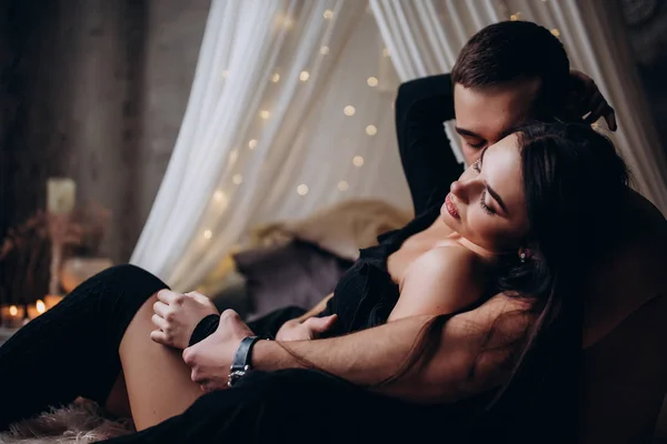 Genç bir çift romantik samimi fotoğraf oturumunda.