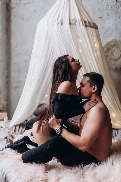 Genç bir çift romantik samimi fotoğraf oturumunda.