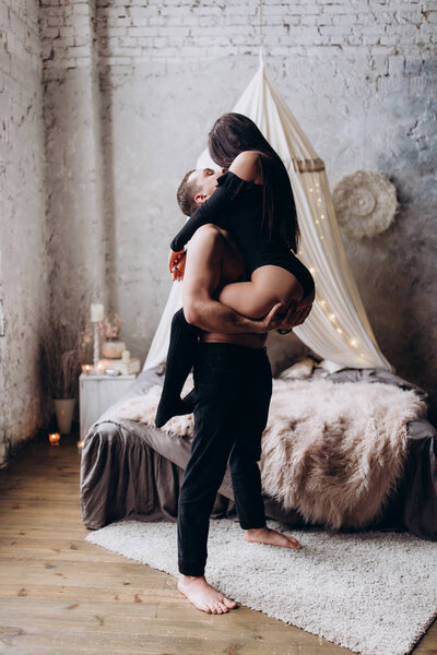 Романтическая интимная фотосессия молодой пары
.