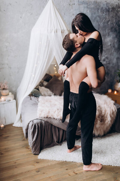 Романтическая интимная фотосессия молодой пары
.