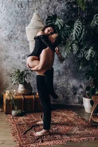 Genç bir çift romantik samimi fotoğraf oturumunda.