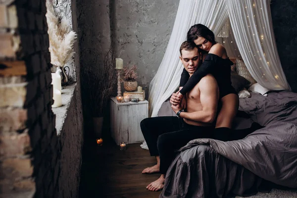 Genç bir çift romantik samimi fotoğraf oturumunda.