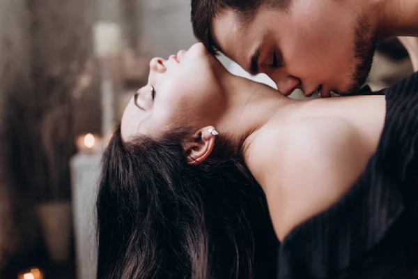 Sesi Foto Romantis Intim Dari Pasangan Muda — Stok Foto