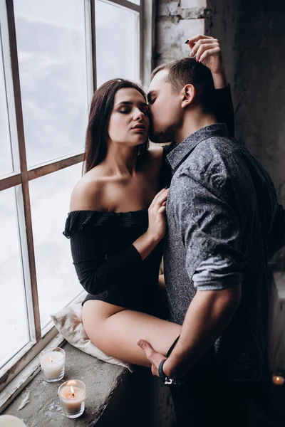 Adam yavaşça kızı pencerenin önünde hugs..