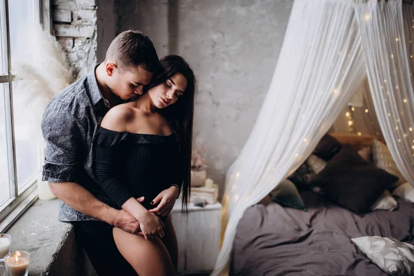 Adam yavaşça kızı pencerenin önünde hugs..