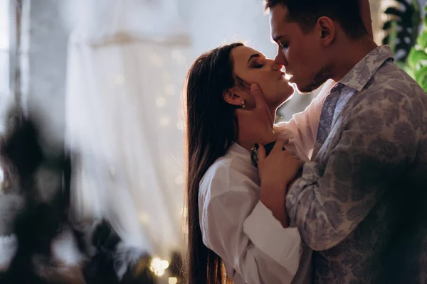 Beso Apasionado Una Pareja Joven — Foto de Stock