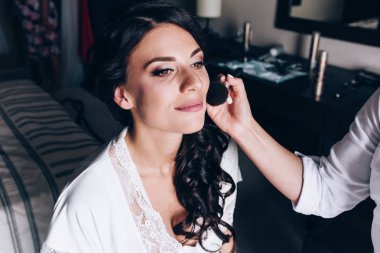 Sabah gelin. Gelin yaklaşan düğün için hazırlanıyor.