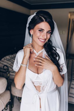 Sabah gelin. Gelin yaklaşan düğün için hazırlanıyor.