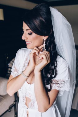 Sabah gelin. Gelin yaklaşan düğün için hazırlanıyor.