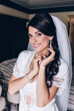 Sabah gelin. Gelin yaklaşan düğün için hazırlanıyor.