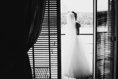 Sabah gelin. Gelin yaklaşan düğün için hazırlanıyor.