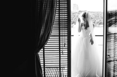 Sabah gelin. Gelin yaklaşan düğün için hazırlanıyor.