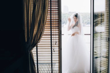 Sabah gelin. Gelin yaklaşan düğün için hazırlanıyor.