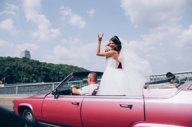 Arabada yeni evliler gezisi.